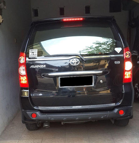 Toyota avanza G manual th 2011 warna hitam