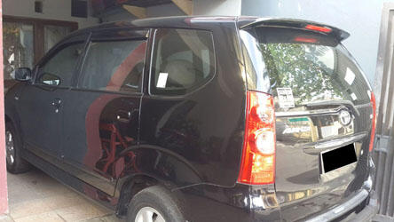 Toyota avanza G manual th 2011 warna hitam