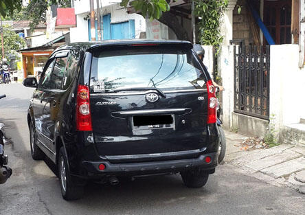 Toyota avanza G manual th 2011 warna hitam