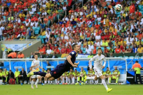 Kumpulan Meme Kocak Gol Sundulan Robin Van Persie 