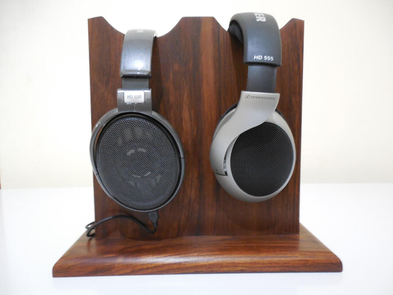 Terjual Headphone  stand  classic dari  kayu  jati asli KASKUS