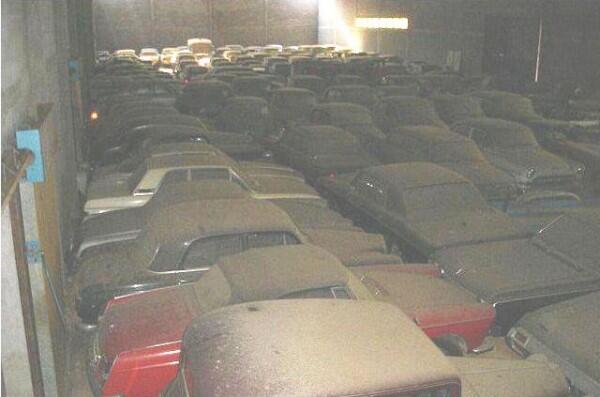 Timbunan mobil antik