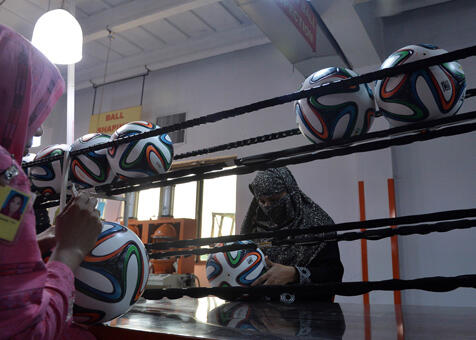 Mengintip Proses Pembuatan Brazuca, Bola Piala Dunia Bikinan Wanita Pakistan