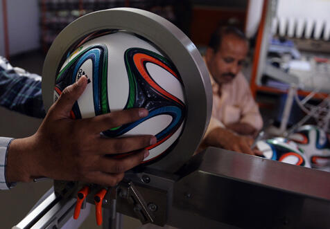 Mengintip Proses Pembuatan Brazuca, Bola Piala Dunia Bikinan Wanita Pakistan