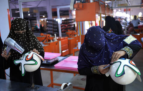 Mengintip Proses Pembuatan Brazuca, Bola Piala Dunia Bikinan Wanita Pakistan