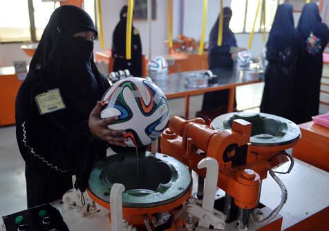 Mengintip Proses Pembuatan Brazuca, Bola Piala Dunia Bikinan Wanita Pakistan
