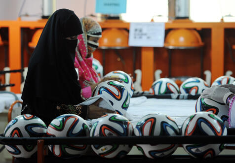 Mengintip Proses Pembuatan Brazuca, Bola Piala Dunia Bikinan Wanita Pakistan