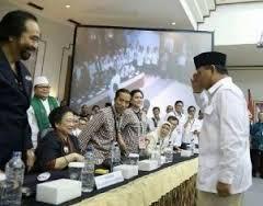 Prabowo Cium Pipi Mantan Istri &amp; Anak di Jeda Sesi III Debat (MUNAFIK PALSUU!)