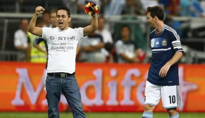 Kisah para Penyusup Nekat di Pertandingan Sepak Bola