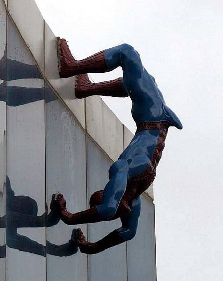 Seniman kacau, Membuat Spiderman Sedang Ereksi Hebat di Taman Bermain di Korut