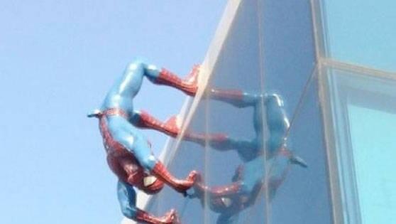 Seniman kacau, Membuat Spiderman Sedang Ereksi Hebat di Taman Bermain di Korut
