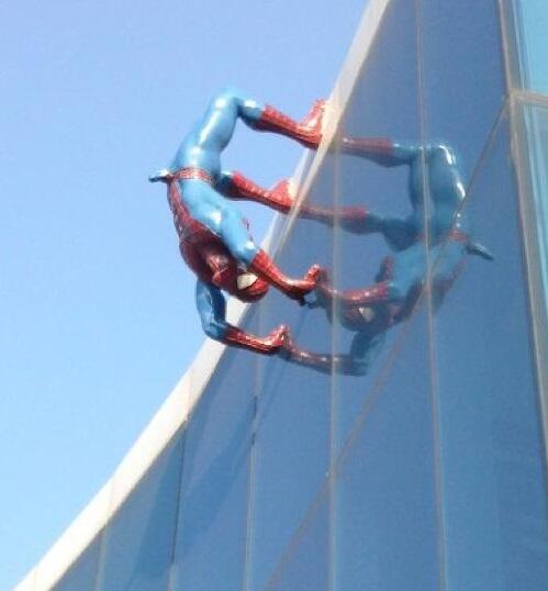 Seniman kacau, Membuat Spiderman Sedang Ereksi Hebat di Taman Bermain di Korut