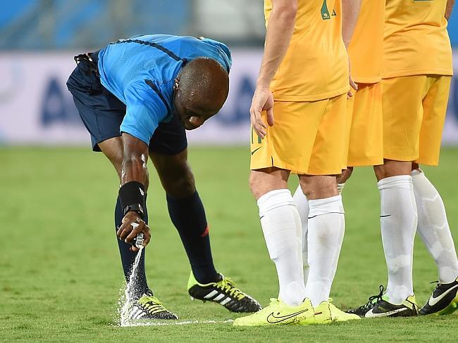 Ini dia, &quot;Semprotan&quot; yang dipake sama wasit World Cup 2014