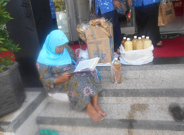 Salut buat ibu penjual jamu & penyek ini gan, langsung cek TKP deh...
