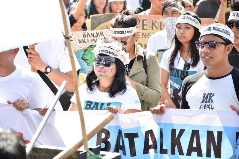 demonstran minta pembatalan prepres no.51/2014 ,tentang reklamasi teluk benua depan k