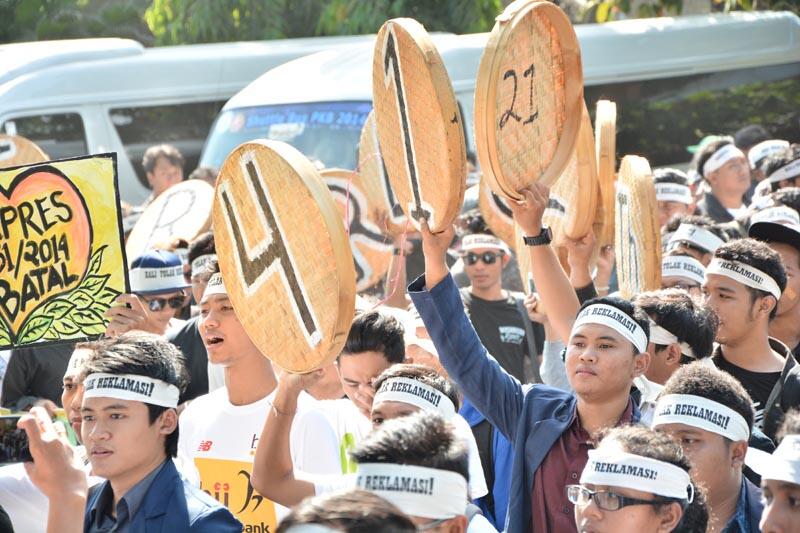 demonstran minta pembatalan prepres no.51/2014 ,tentang reklamasi teluk benua depan k
