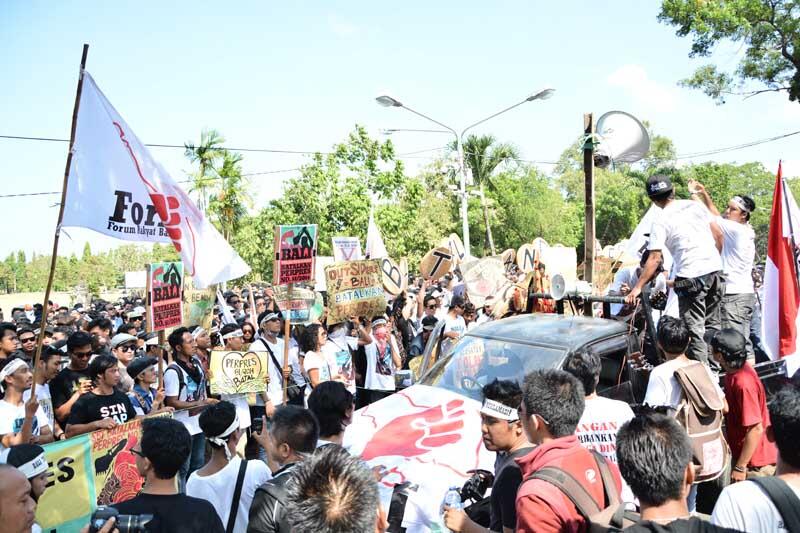 demonstran minta pembatalan prepres no.51/2014 ,tentang reklamasi teluk benua depan k
