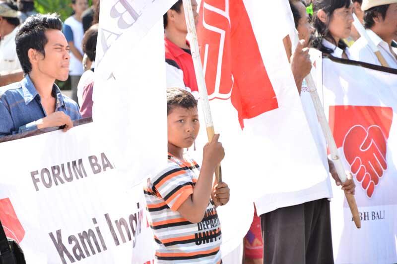 demonstran minta pembatalan prepres no.51/2014 ,tentang reklamasi teluk benua depan k