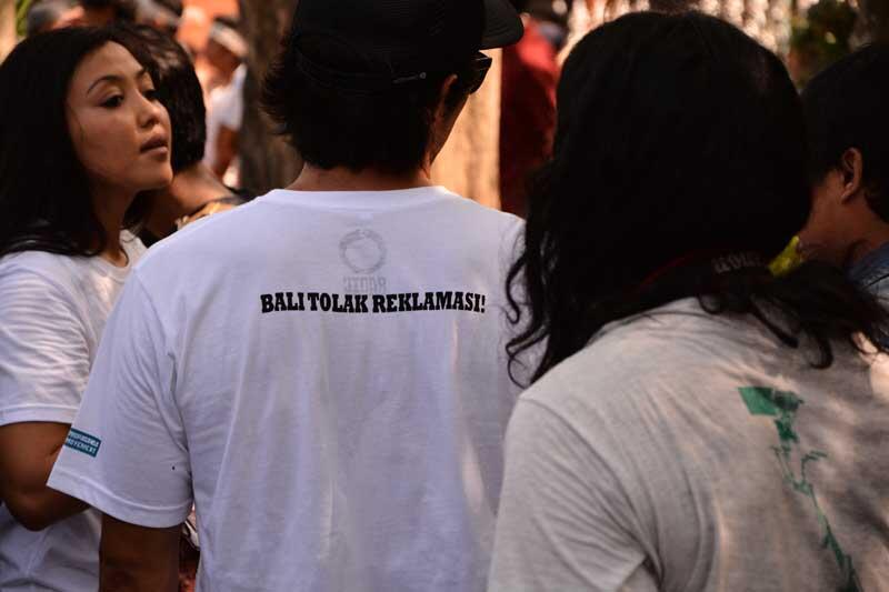 demonstran minta pembatalan prepres no.51/2014 ,tentang reklamasi teluk benua depan k