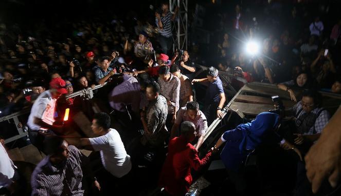 Panggung Kampanye Ambruk, Joko Widodo Terjatuh