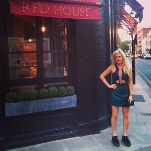 MENGENAL SI CANTIK BERSUARA NYARING ELLIE GOULDING