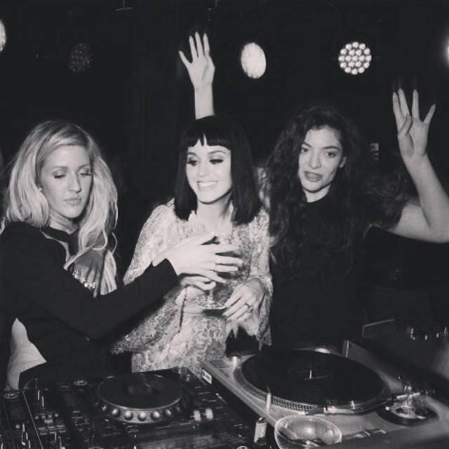 MENGENAL SI CANTIK BERSUARA NYARING ELLIE GOULDING