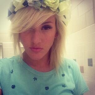 MENGENAL SI CANTIK BERSUARA NYARING ELLIE GOULDING