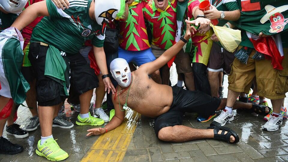 Berbagai Aksi &amp; Ekspresi &quot;Gila&quot; Para Supporter di Piala Dunia Brazil 2014 (Best Pict)