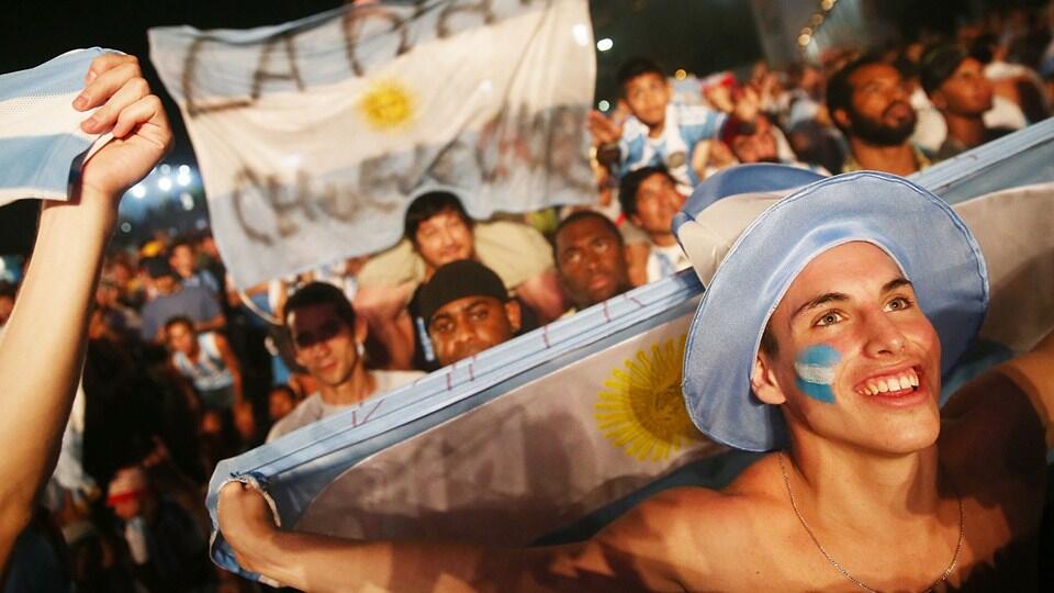 Berbagai Aksi &amp; Ekspresi &quot;Gila&quot; Para Supporter di Piala Dunia Brazil 2014 (Best Pict)