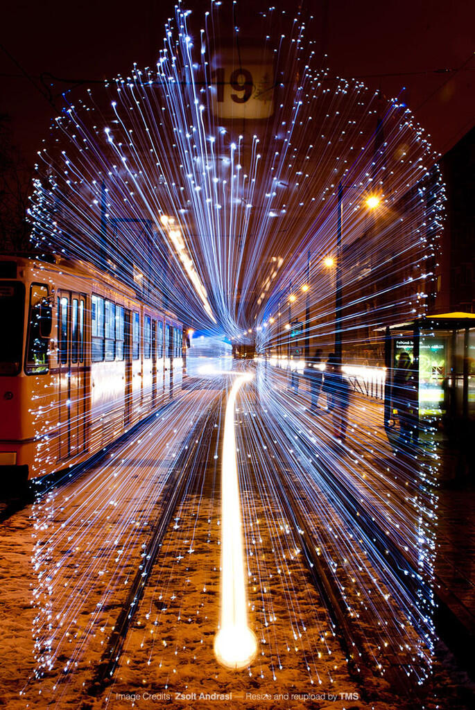 Kerennya Foto Long Exposure Kereta Tram 'Mesin Waktu 30.000 LED' Dari Budapest &#91;HOT&#93;