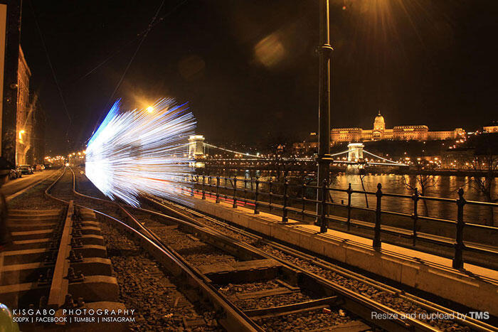 Kerennya Foto Long Exposure Kereta Tram 'Mesin Waktu 30.000 LED' Dari Budapest &#91;HOT&#93;