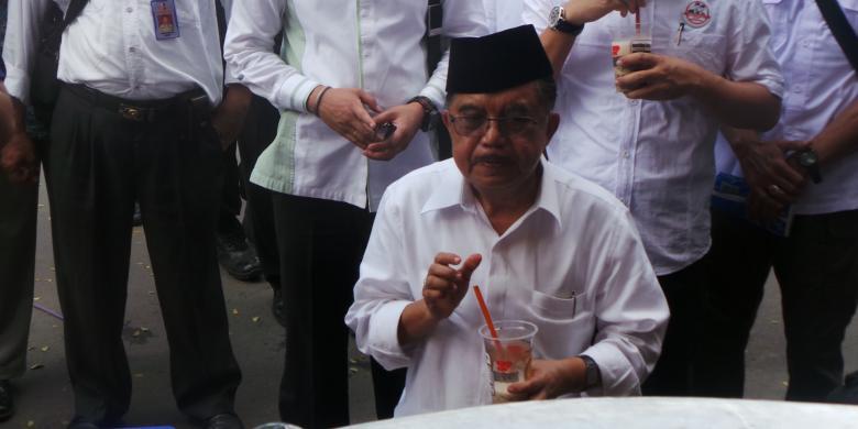 ( Berita Tauladan ) Nunggu Helikopter, Jusuf Kalla Jajan Cappucino Cincau di Madura