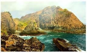 Pantai di Lombok NTB Di Kelilingi Batu Ukiran Alami