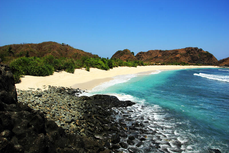 Pantai di Lombok NTB Di Kelilingi Batu Ukiran Alami