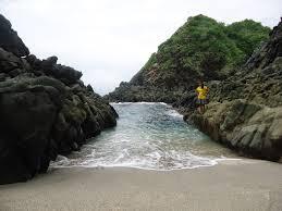 Pantai di Lombok NTB Di Kelilingi Batu Ukiran Alami