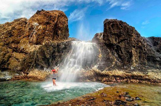 Pantai di Lombok NTB Di Kelilingi Batu Ukiran Alami