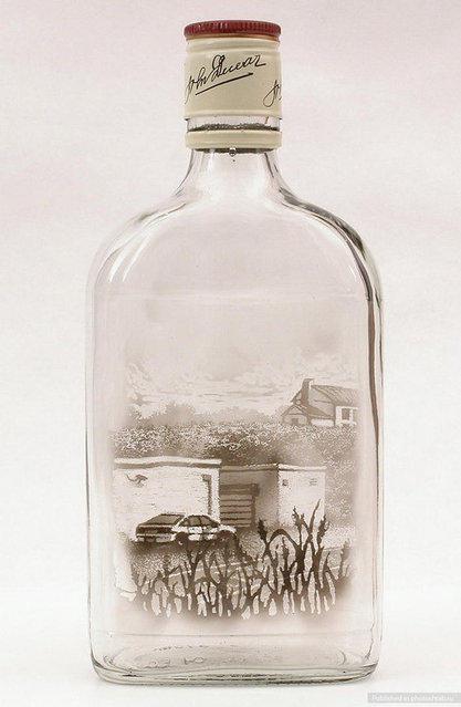 Lukisan dalam botol dengan cara yang diluar imaginasi kita, luar biasa!