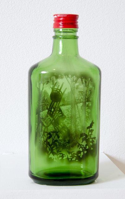 Lukisan dalam botol dengan cara yang diluar imaginasi kita, luar biasa!