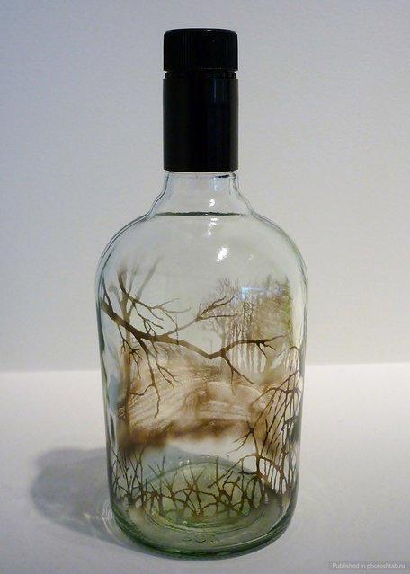Lukisan dalam botol dengan cara yang diluar imaginasi kita, luar biasa!