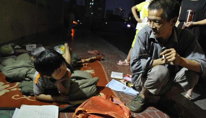 Kisah Pemulung China Besarkan Bayi dari Tempat Sampah