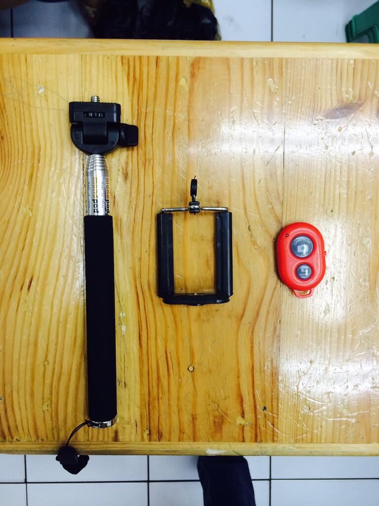 tongsis dan tomsis (shutter bluetooth)