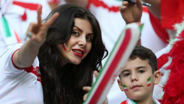 Lepas Jilbab Saat Nonton Piala Dunia, Perempuan Iran Dikecam