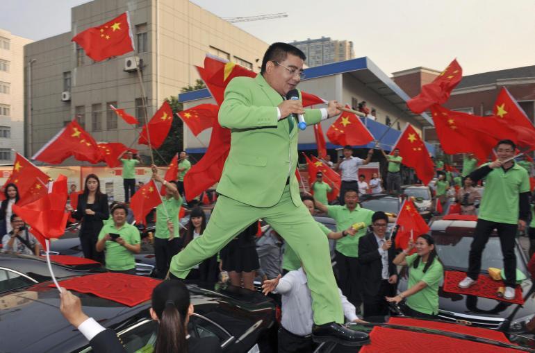 Miliarder China Traktir Warga Miskin Makan Gratis Dengan Aksinya Yang Lucu