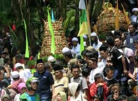 &#91;YAQOWIYU&#93; Meraup Berkah Dari Perayaan Sebar Apem