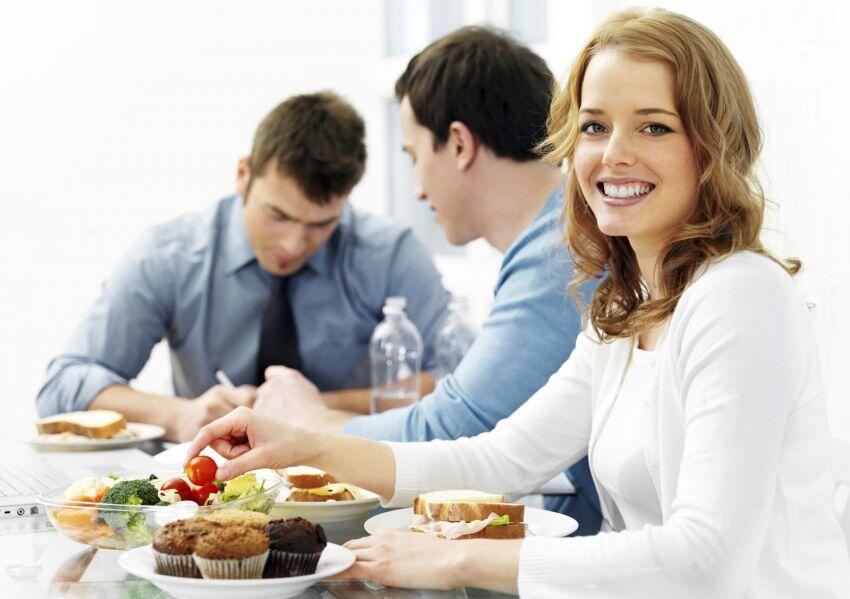 13 Kebiasaan Yang Dilakukan Orang Sukses Untuk Habiskan Jam Makan Siangnya