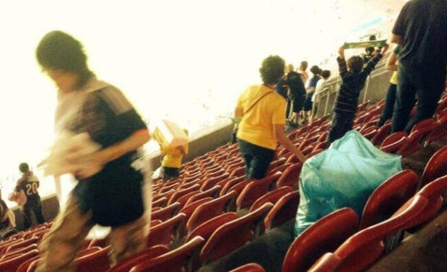 Suporter Jepang Bersih-Bersih Usai Laga Lawan Pantai Gading