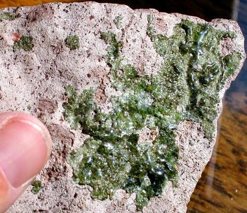 Keindahan Fenomena Alam Fulgurite (bekas petir diatas pasir)