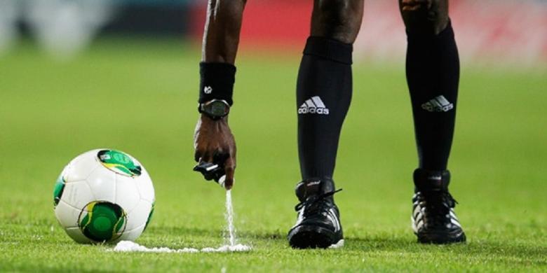 Mengetahui lebih dalam &quot;Cat Semprot Wasit&quot; Piala Dunia 2014