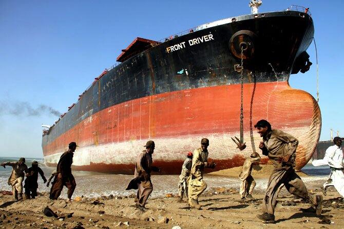 Mengenal &quot;Ship Breaking&quot; Recycling Kapal-kapal 