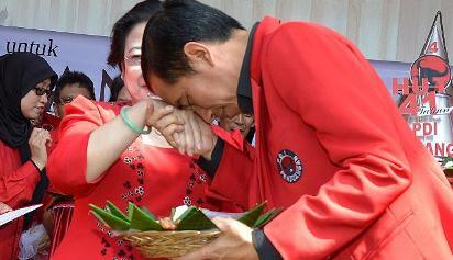 Jokowi diminta berhenti cium tangan Mega di depan publik